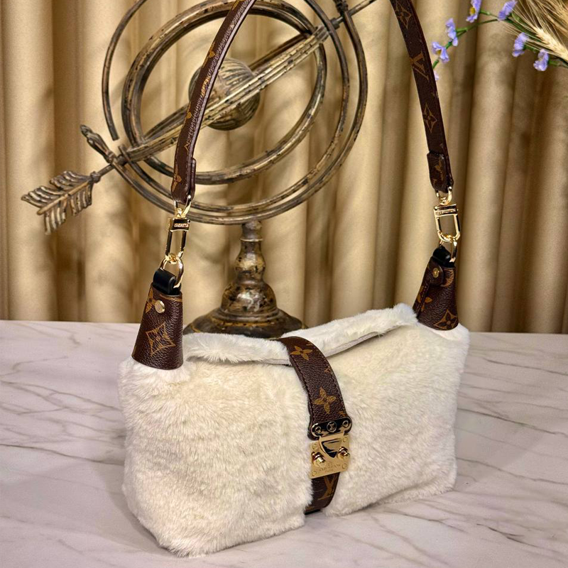 2 Louis Vuitton Women's Shoulder Bag – Pochette Mia